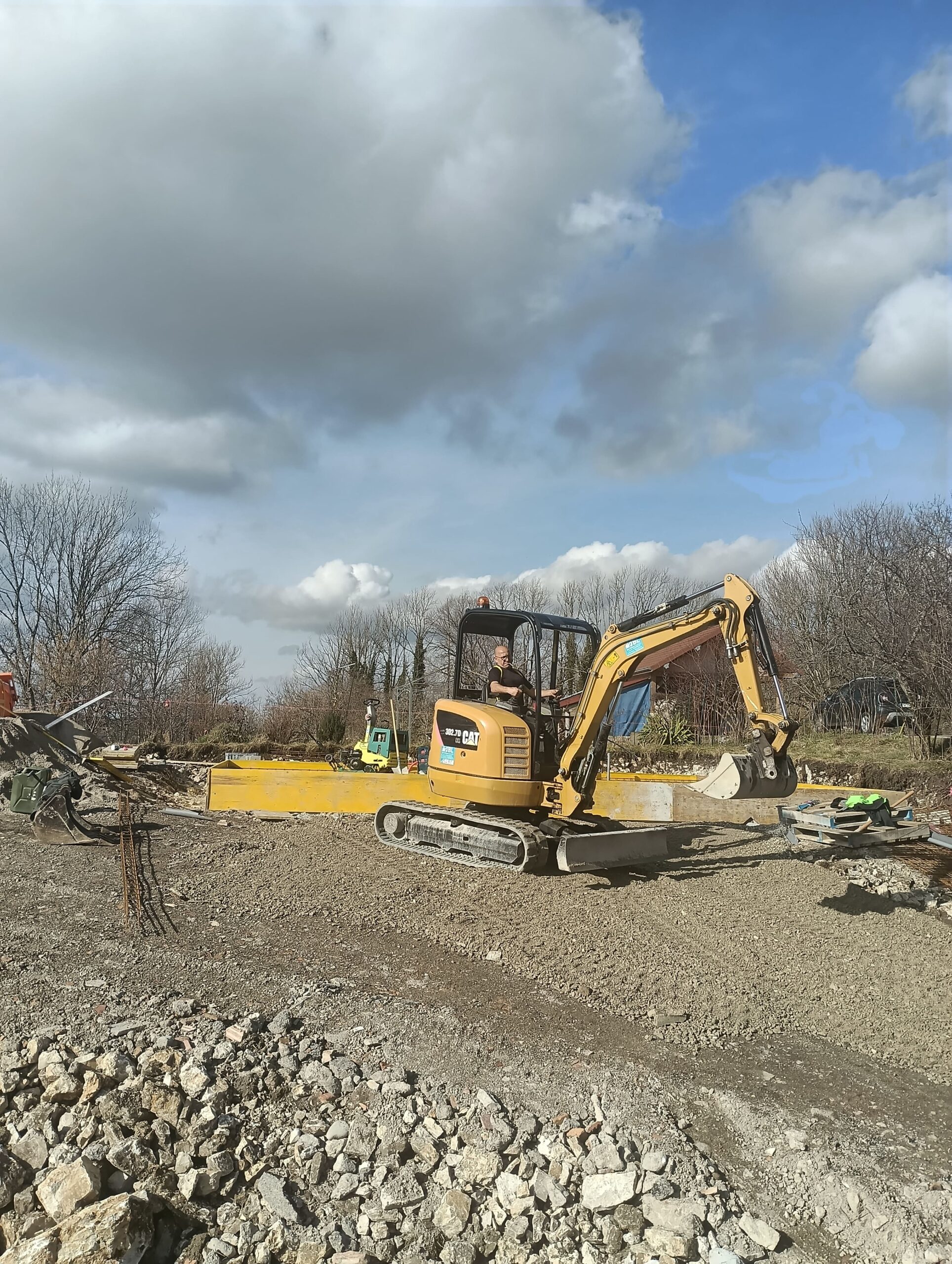 Préparation de terrains pour travaux de construction à l'aide d'un engin de chantier - Rattrap'Tout